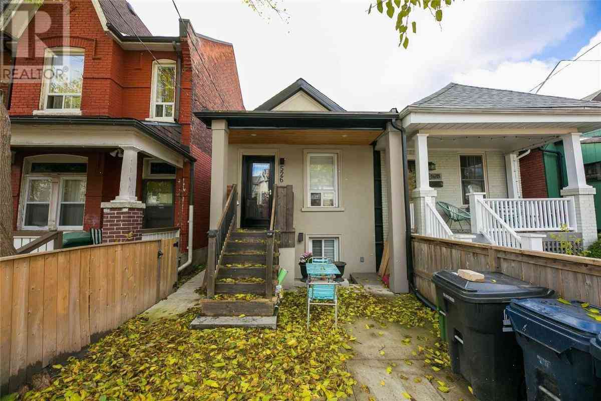 Canadian house that's cheaper than the median home sales in Toronto is listed for $900,000