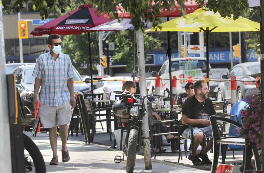 Toronto street cafe offers free healthy food to keep neighbourhood fit